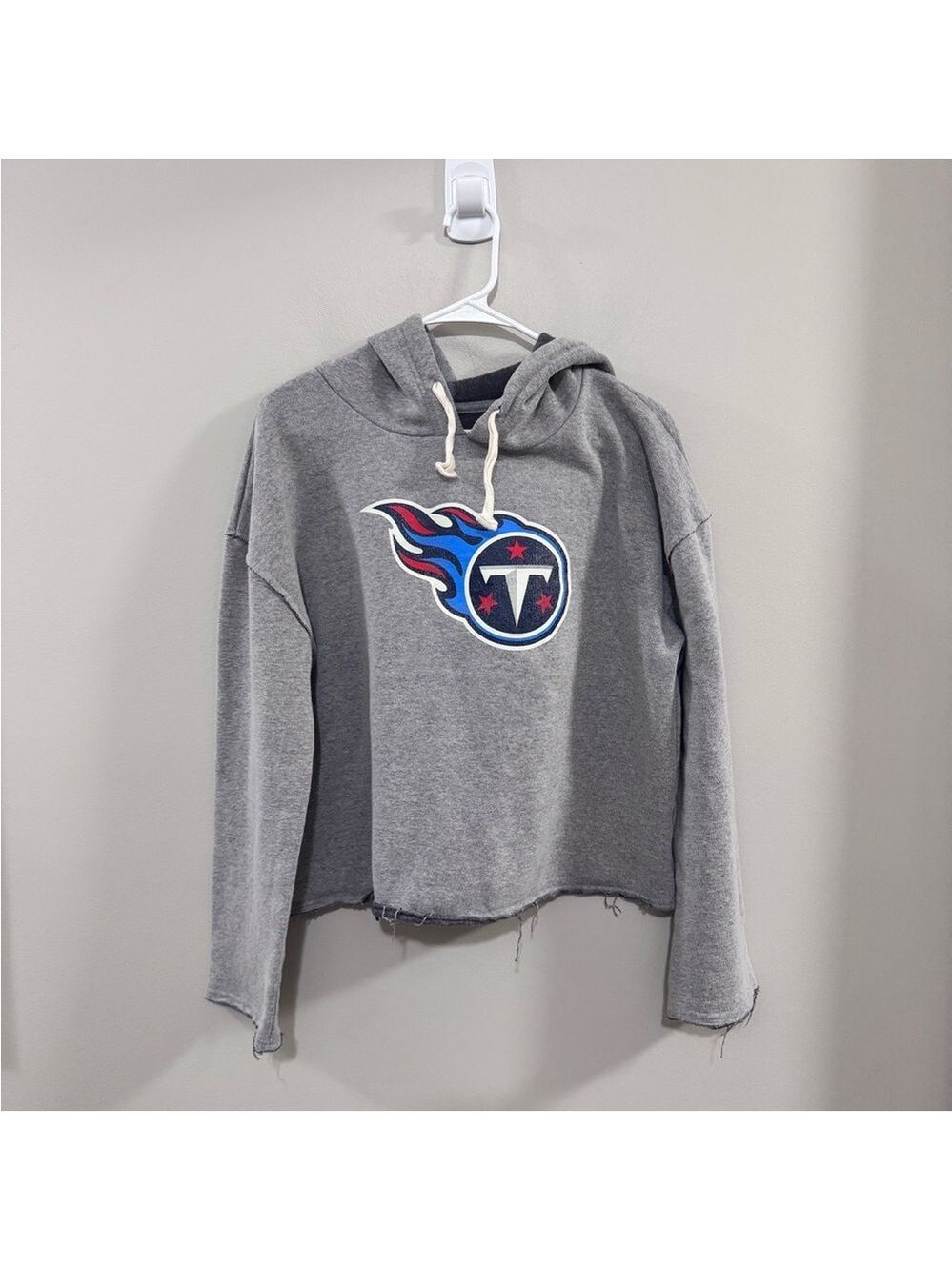 Women's NFL Team Apparel Gray Tennessee Titans Cropped Hoodie. Size M